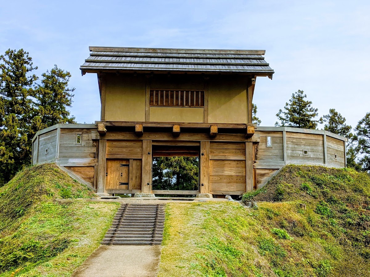 箕輪城重建城門完整外觀與藍天