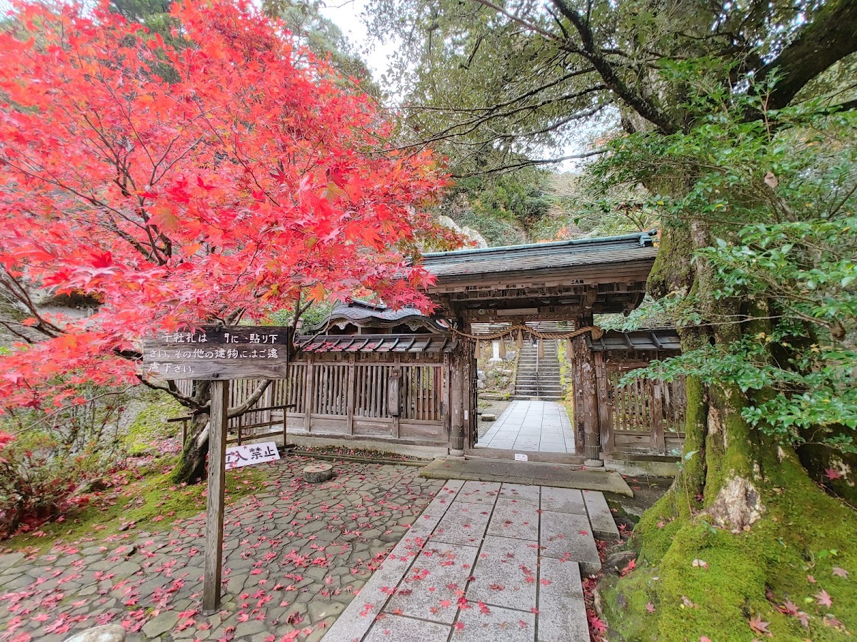 紅葉夾道的寺廟木造山門