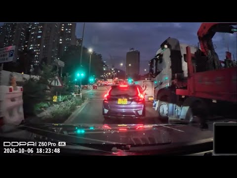 車CAM直擊 - 上水寶石湖路 私家車舉手等cut線 吊雞車睇唔到直撞