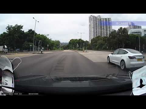 車CAM直擊 - 完善路汀角路十字路口，支燈係咪錯左方位？？