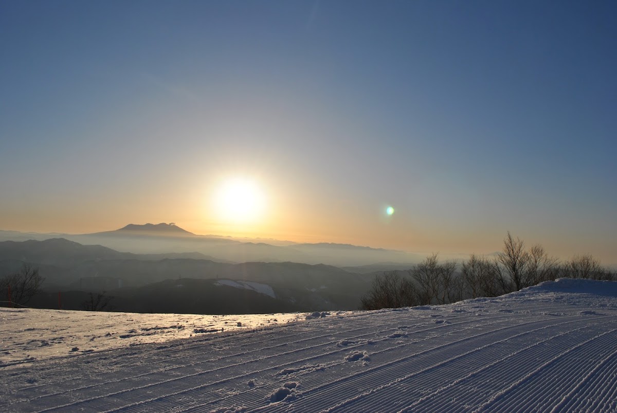 日落時分的雪道與山景