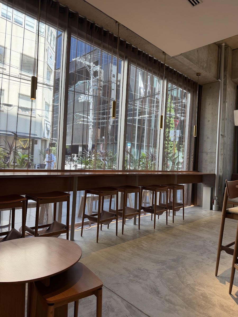 靠窗長桌座位與街景