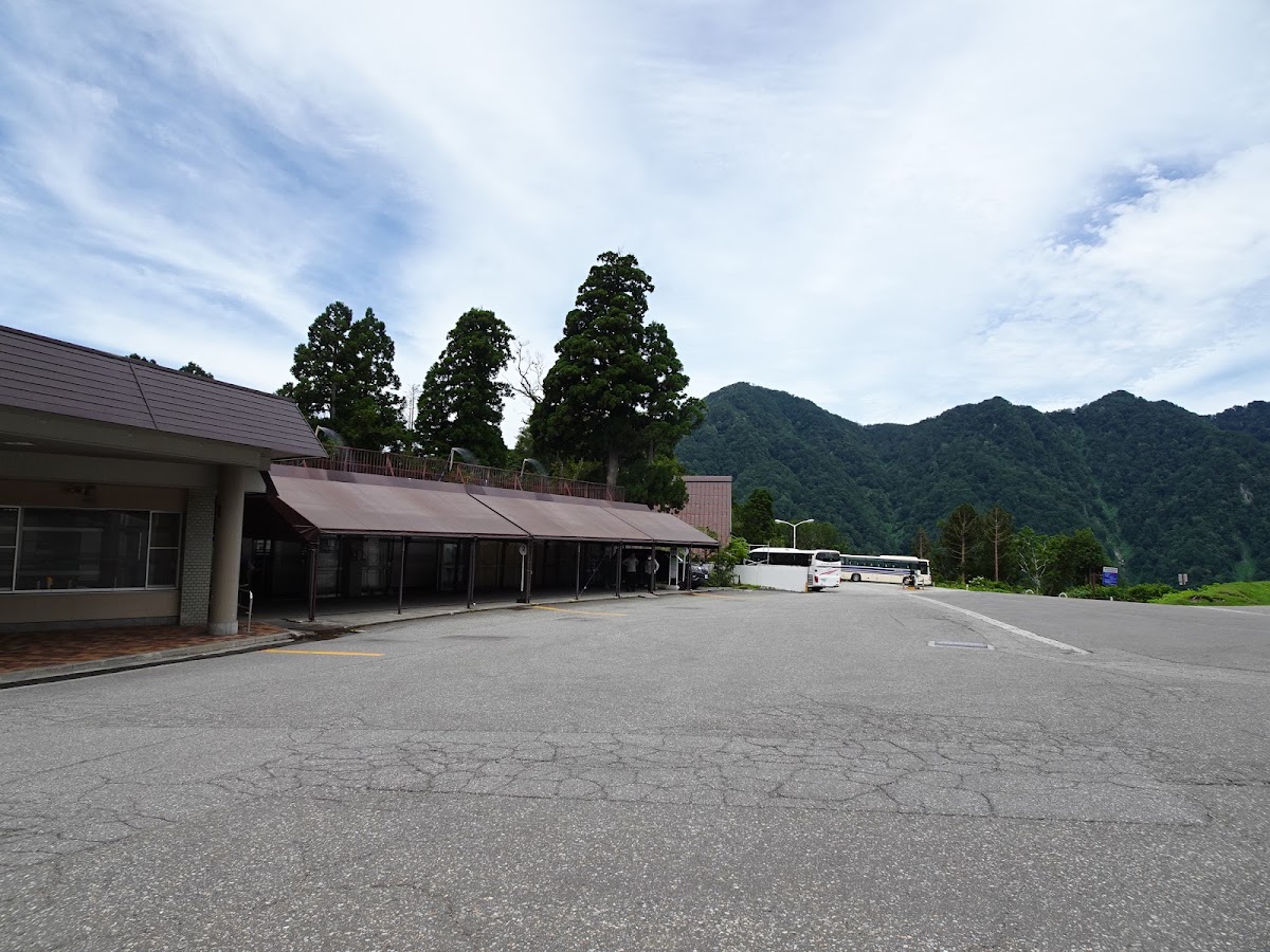 車站外觀與遠方山景