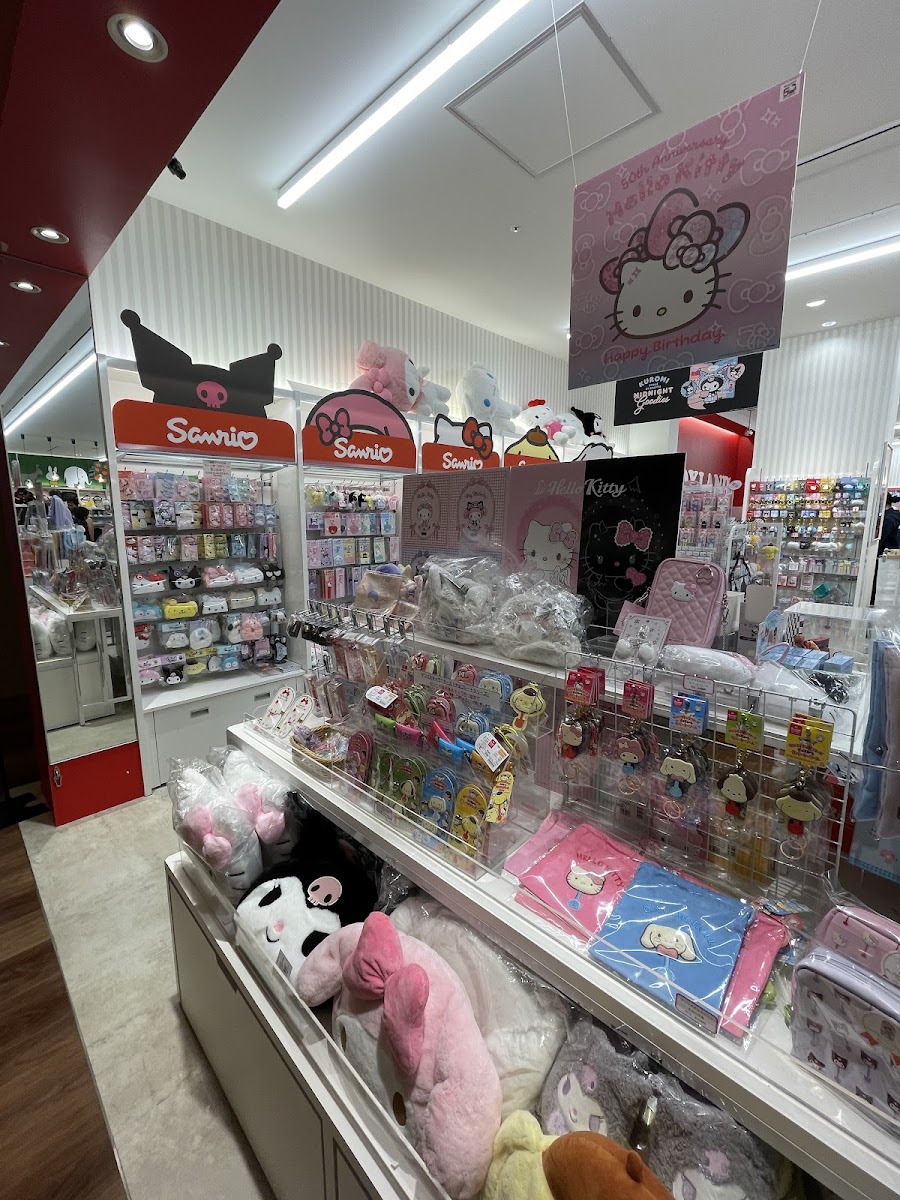 Sanrio 角色商品貨架
