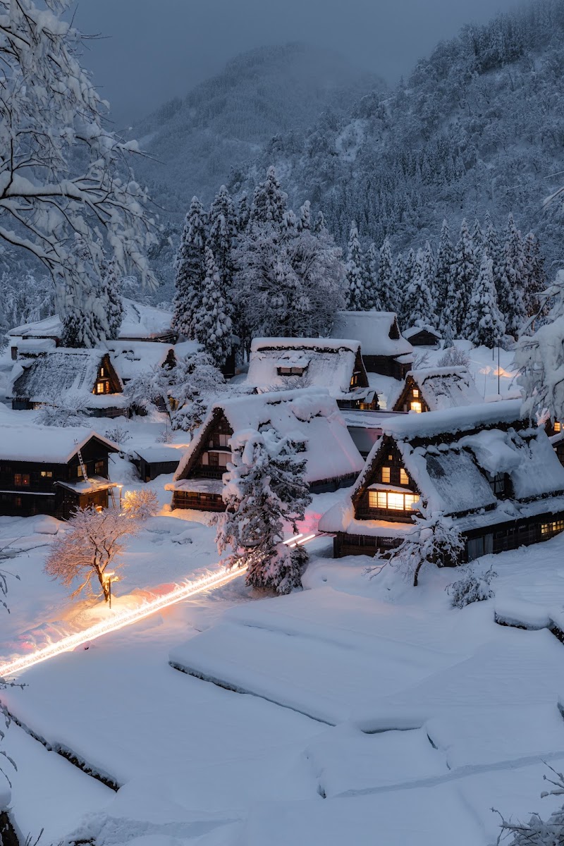 冬日雪景中的點燈合掌造