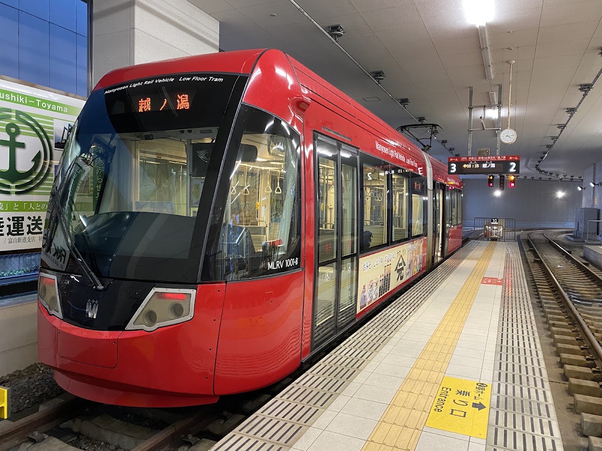 月台停靠的紅色輕軌電車
