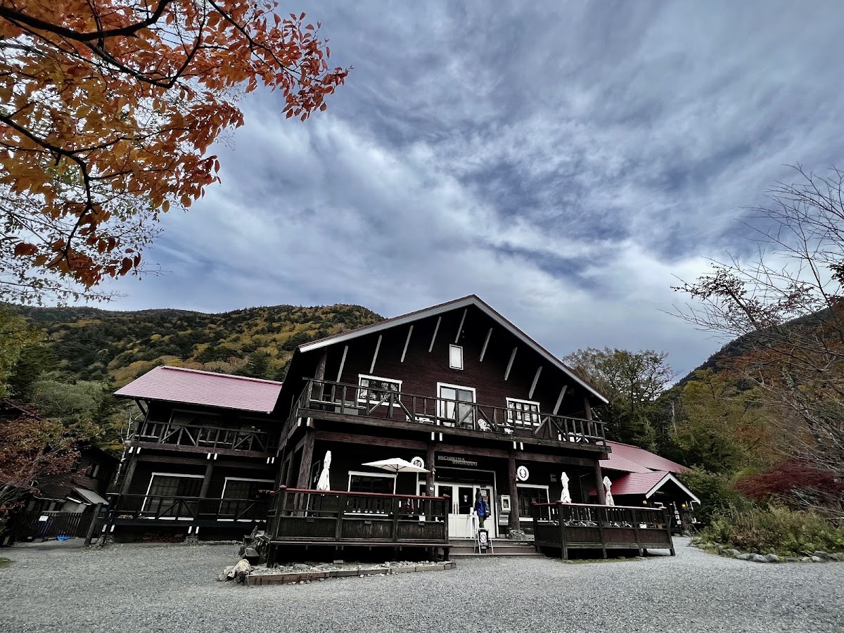 木造山莊建築與秋意樹木
