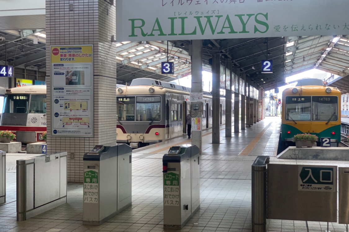剪票口與多台列車停靠月台