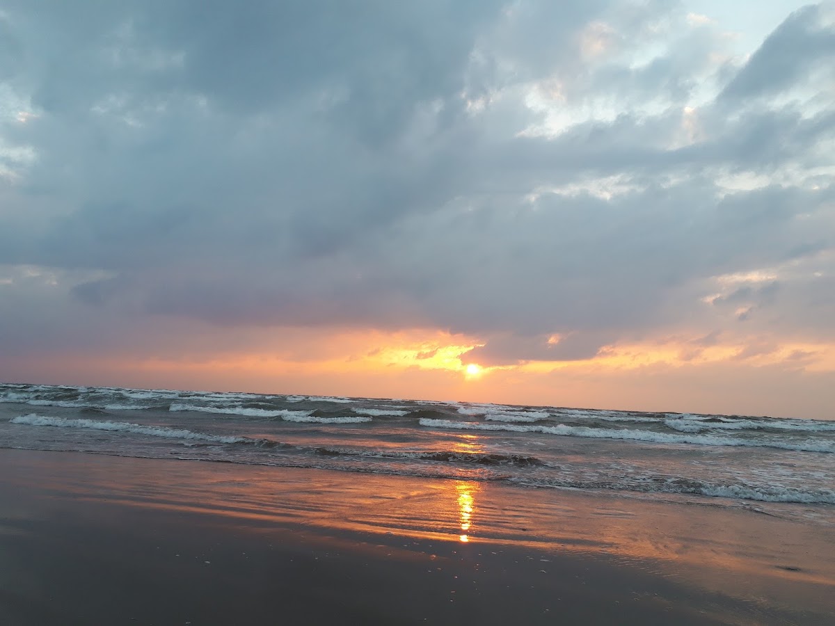 多雲日落時的海灘