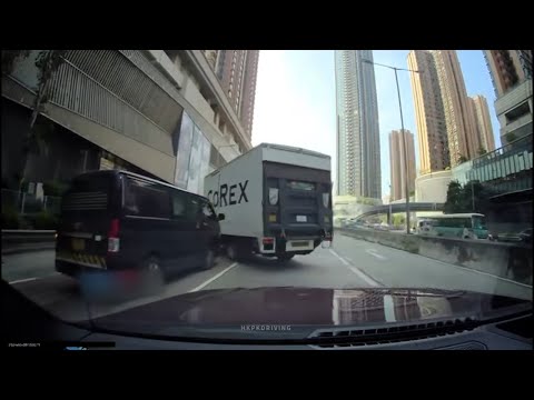 車CAM直擊 - 貨van司機係咪掛住望左邊？🫣 YOHO MALL 對出 兩車相撞