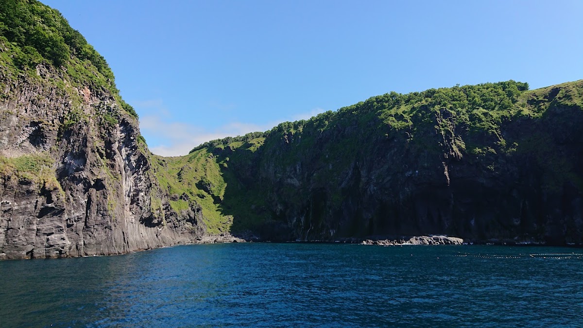 蔚藍海洋與壯麗海蝕崖峭壁