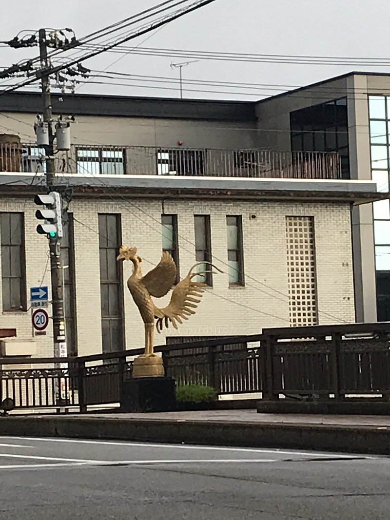 街頭的金色鳳凰雕像