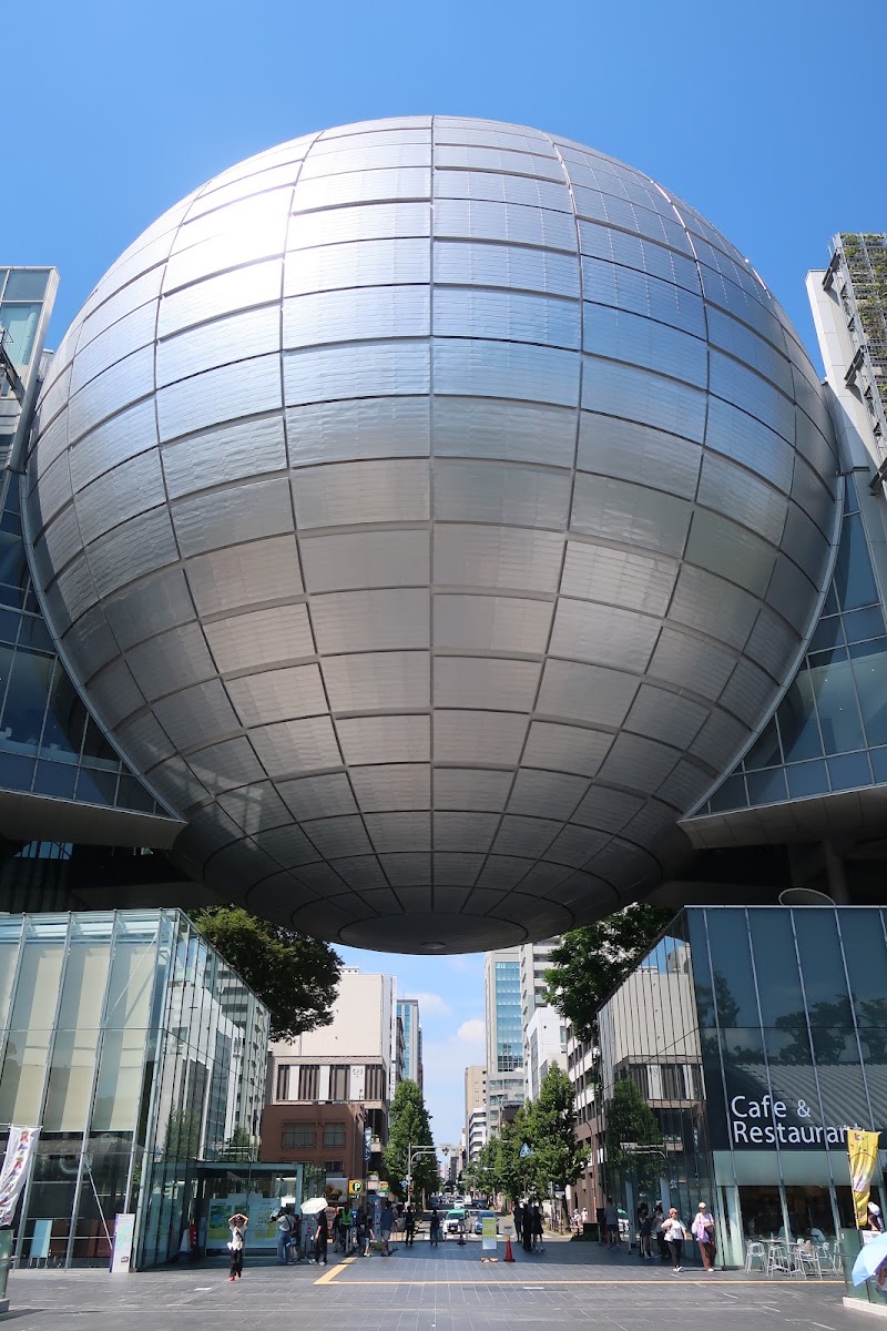晴空下的科學館建築大景