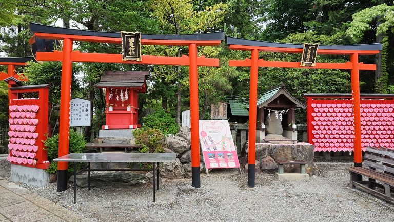 神社內的鳥居與祈願牌牆