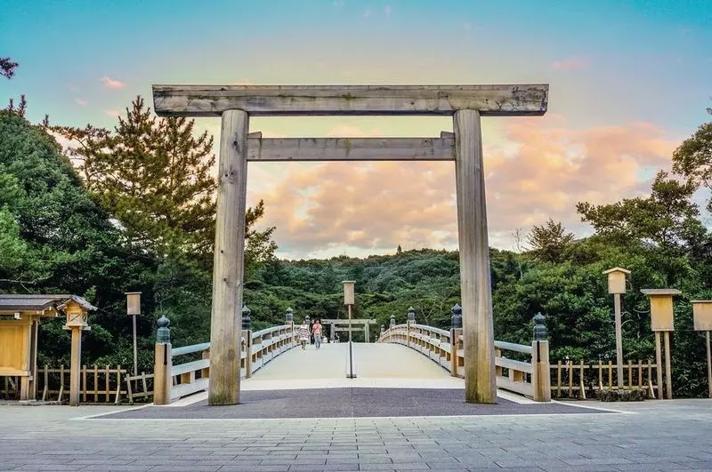 晨光中的宇治橋與鳥居大景