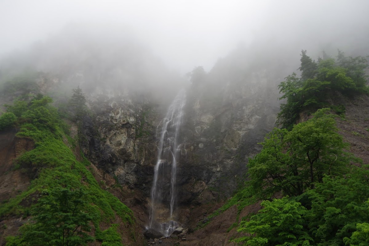 雲霧繚繞的瀑布與山林