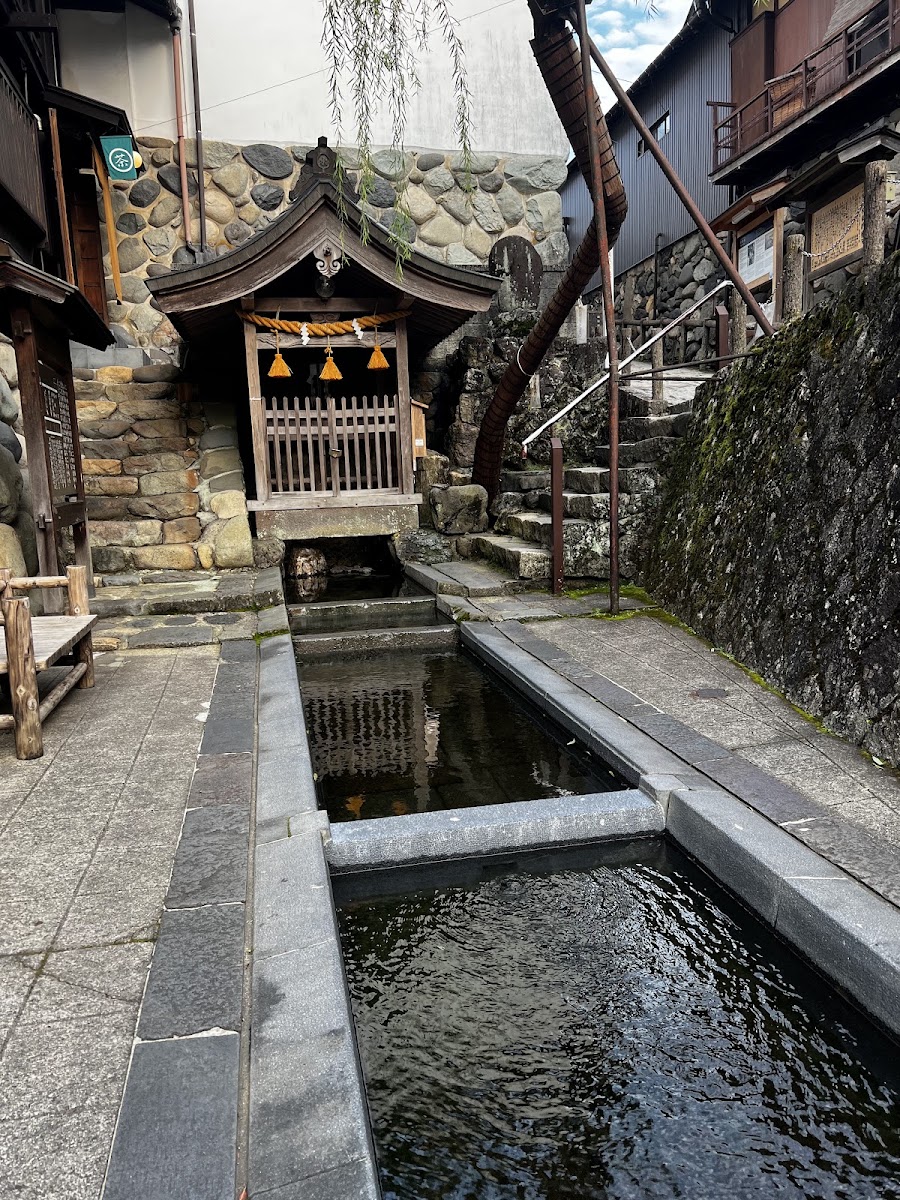 宗祇水的石造水池與神社