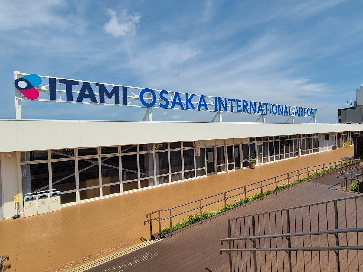 伊丹大阪國際機場戶外招牌與木棧道