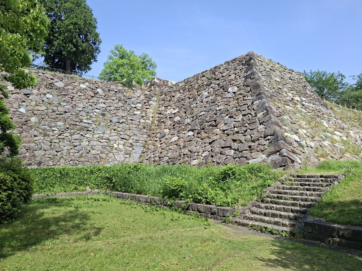 福岡城石垣與綠草階梯