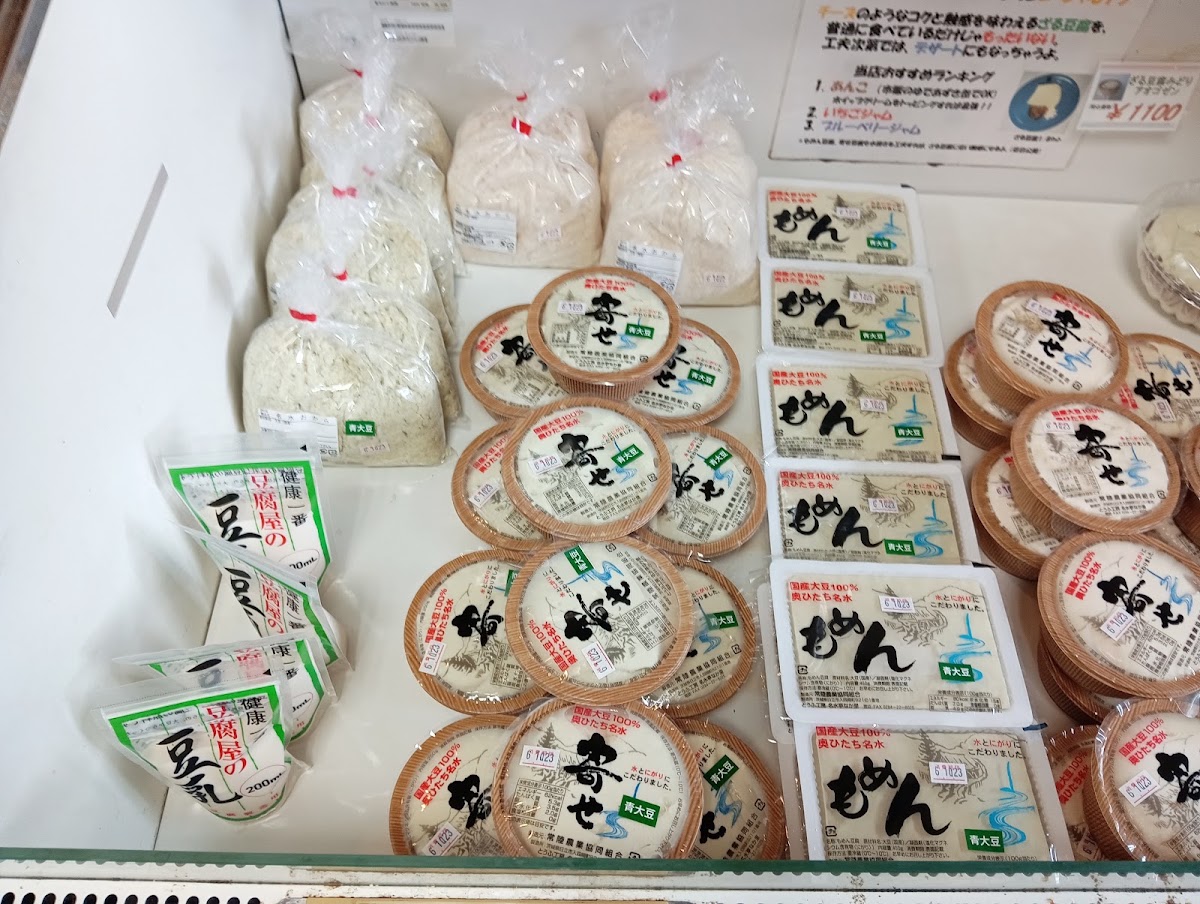冰櫃內販售的豆腐與豆渣